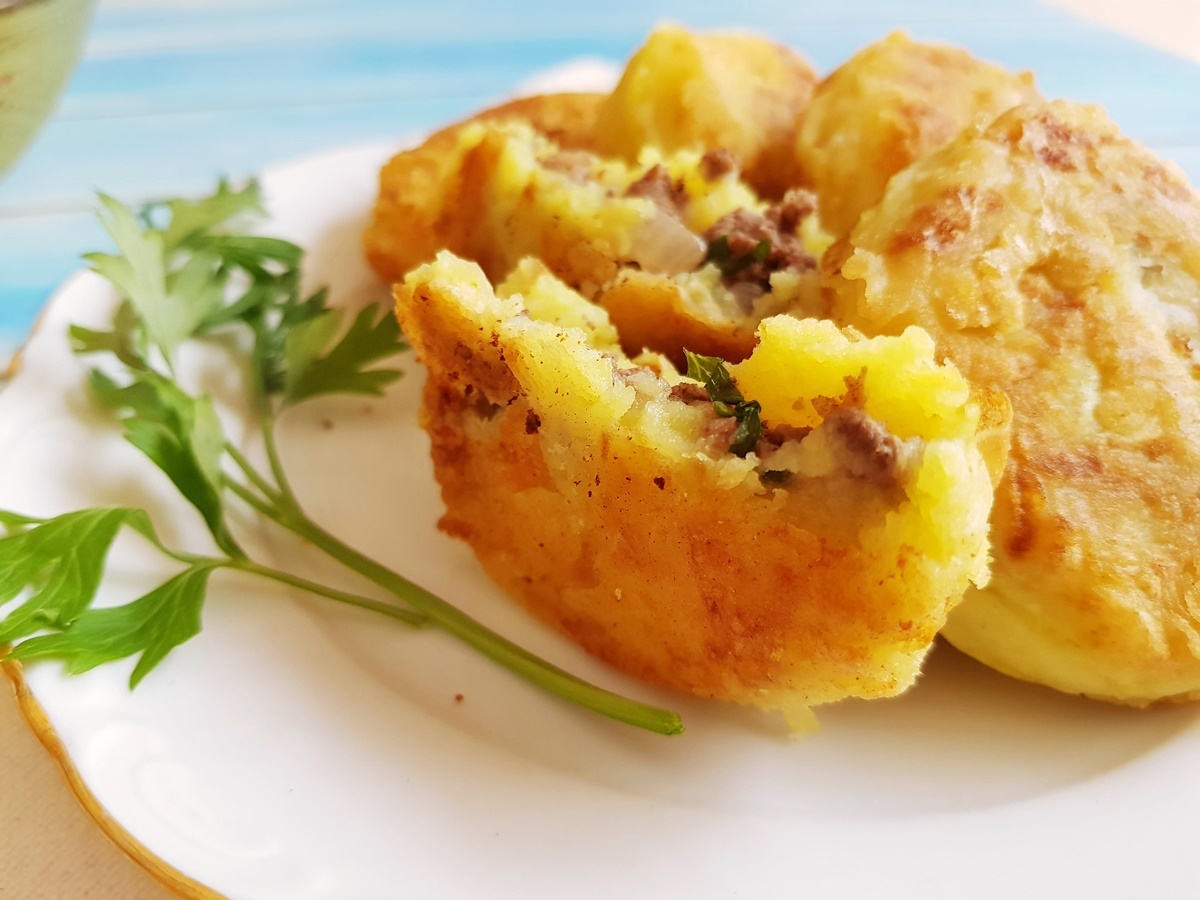 Картофельные пирожки с колбасками и зеленью