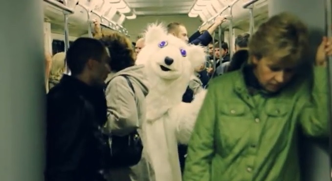 Медведь, гуляющий в метро