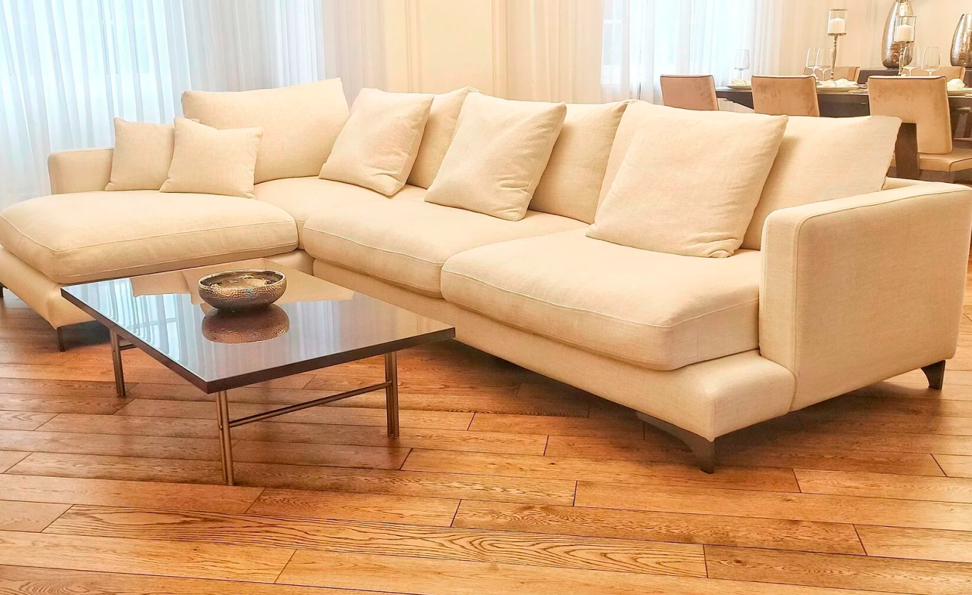 Угловой диван песочного цвета