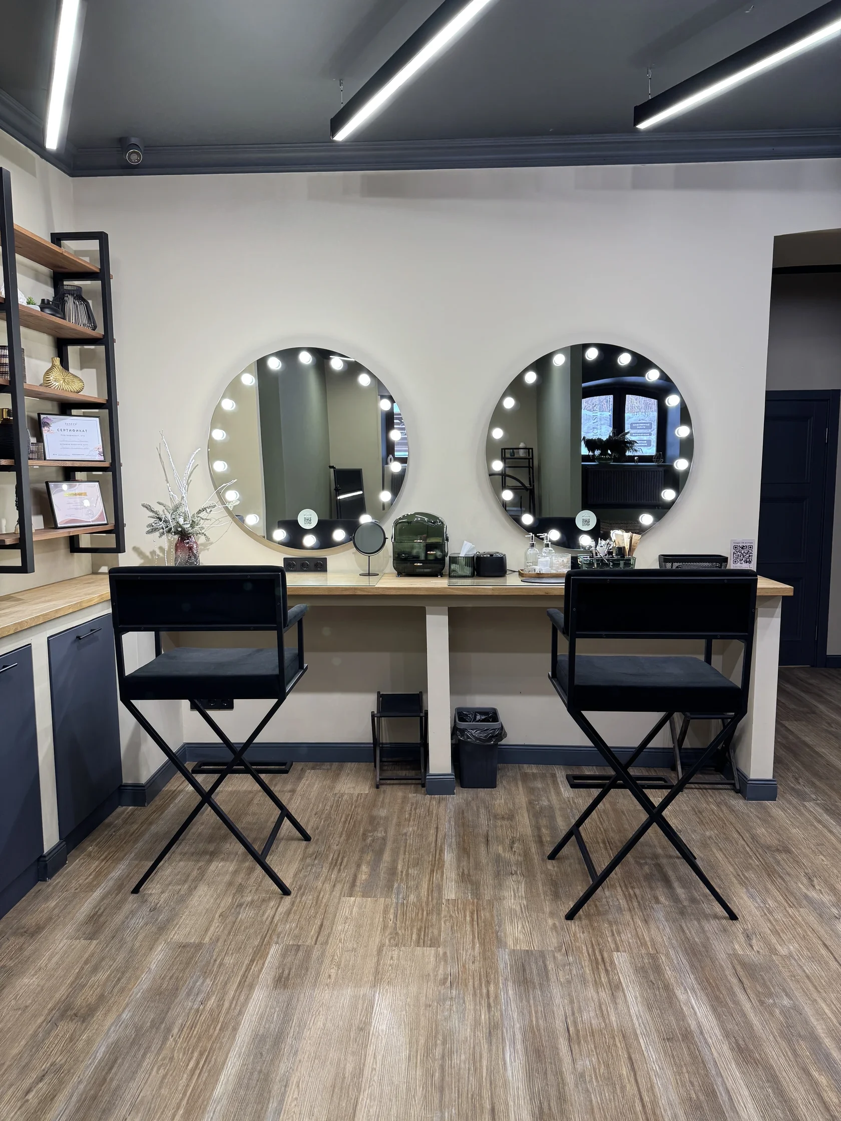 Интерьер рабочих мест бровистов MagicLashes на Сухаревской