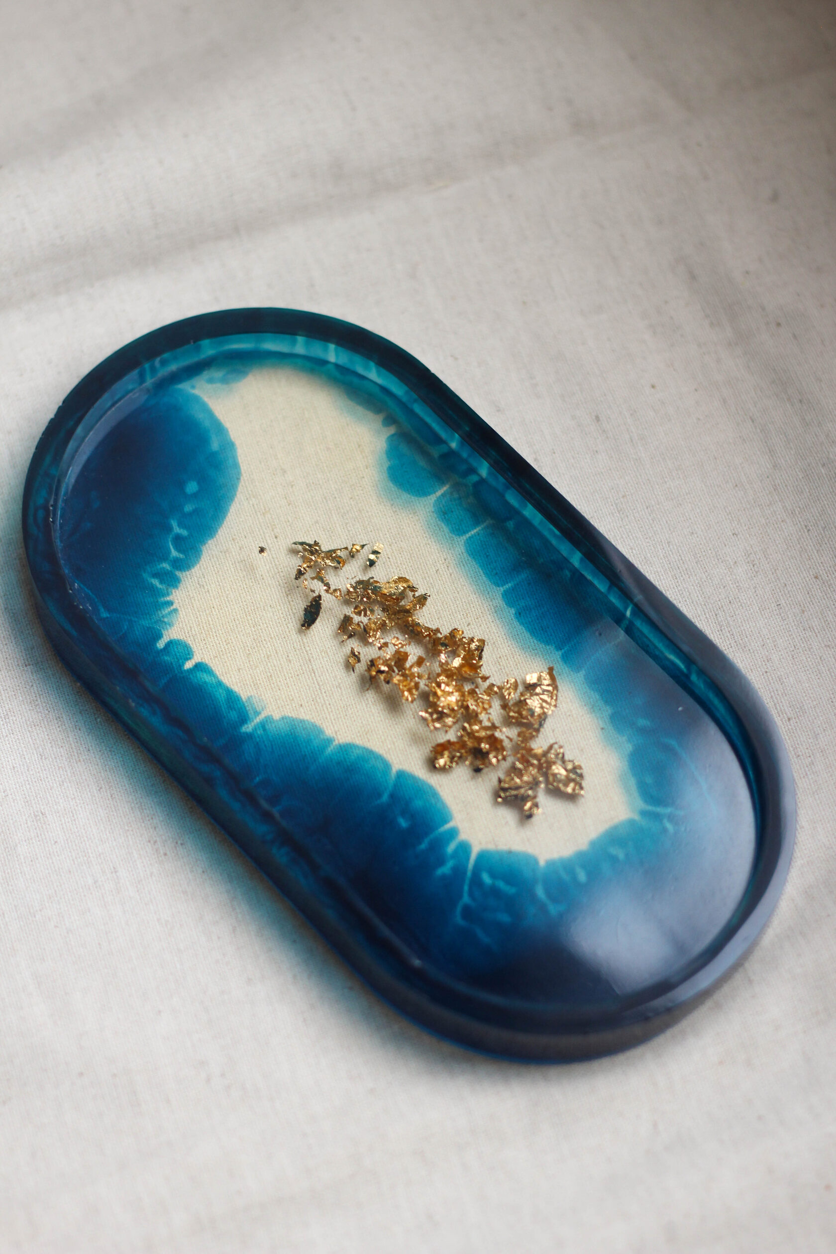 Овальный подиум из эпоксидной смолы синего цвета