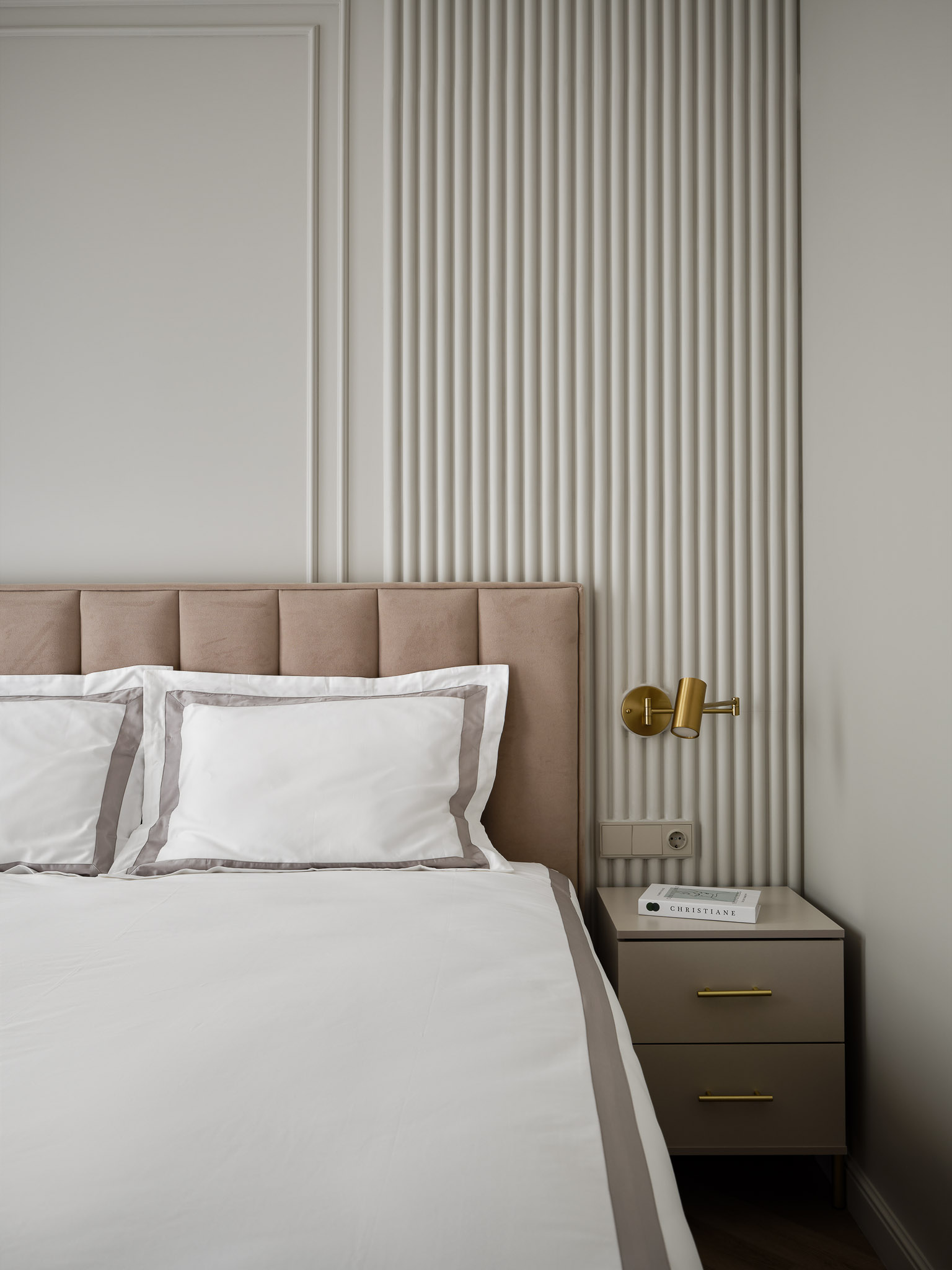 интерьер спальни в стиле неоклассики 