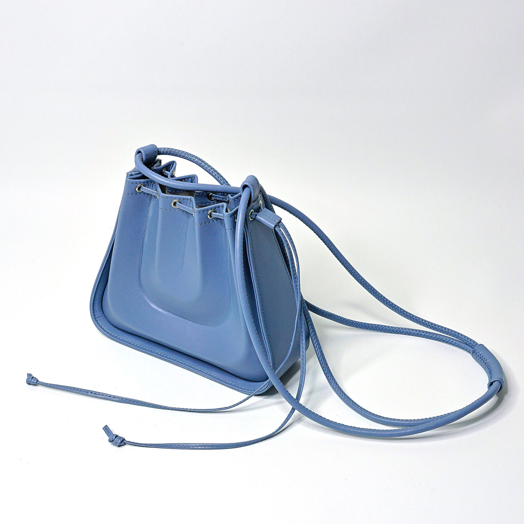 дизайнерская сумка Drift mini архитектурной формы голубого цвета из натуральной кожи премиум качества