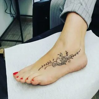 Эскизы татуировок для девушек на ноге (59 фото)