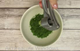 Приготовление оладий из кабачков на сковороде с чесноком: шаг 6