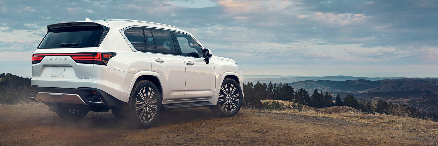 Lexus LX 600 в цвете Eminent White Pearl