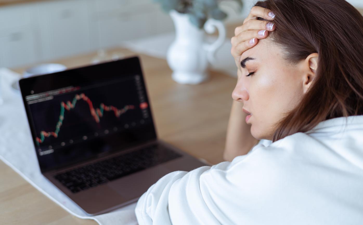 Trading Psychology: an image of a woman in front of a laptop that she uses for trading