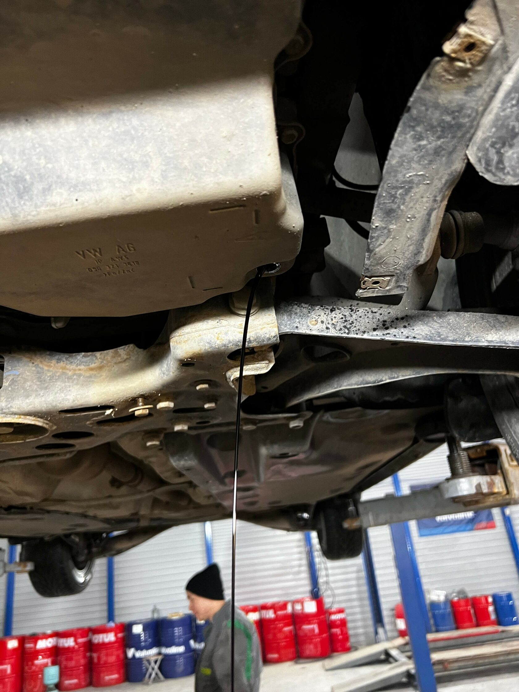 Слив масла через контрольную пробку