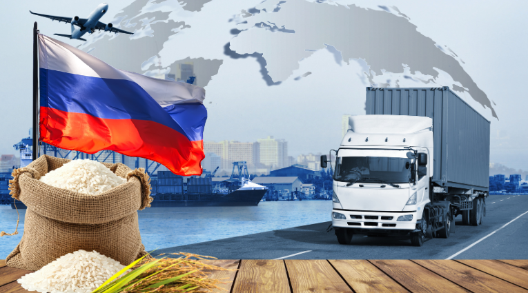 Экспорт риса из России: мешок с белым рисом и российский флаг на фоне грузового автомобиля морского порта самолёта и карты мира символизирующих международные поставки и логистику.