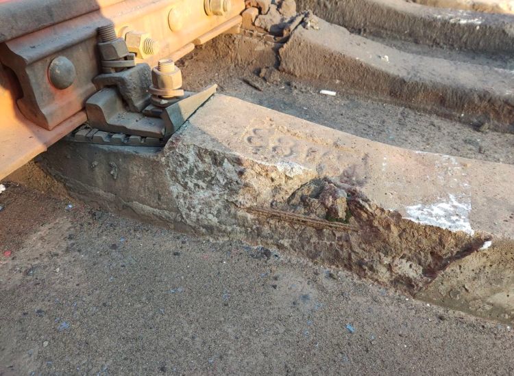 Разрушение защитного слоя бетона шпал
