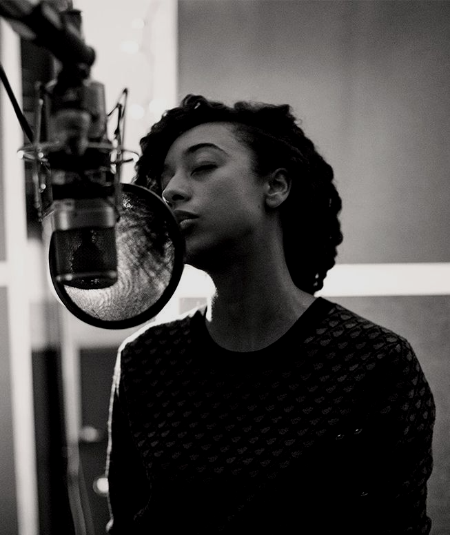 Черное-белое изображение девушки, демонстрирующей академический вокал