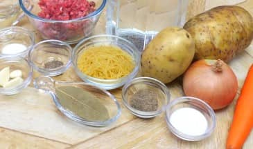 Приготовление супа с фрикадельками картошкой и вермишелью: шаг 1