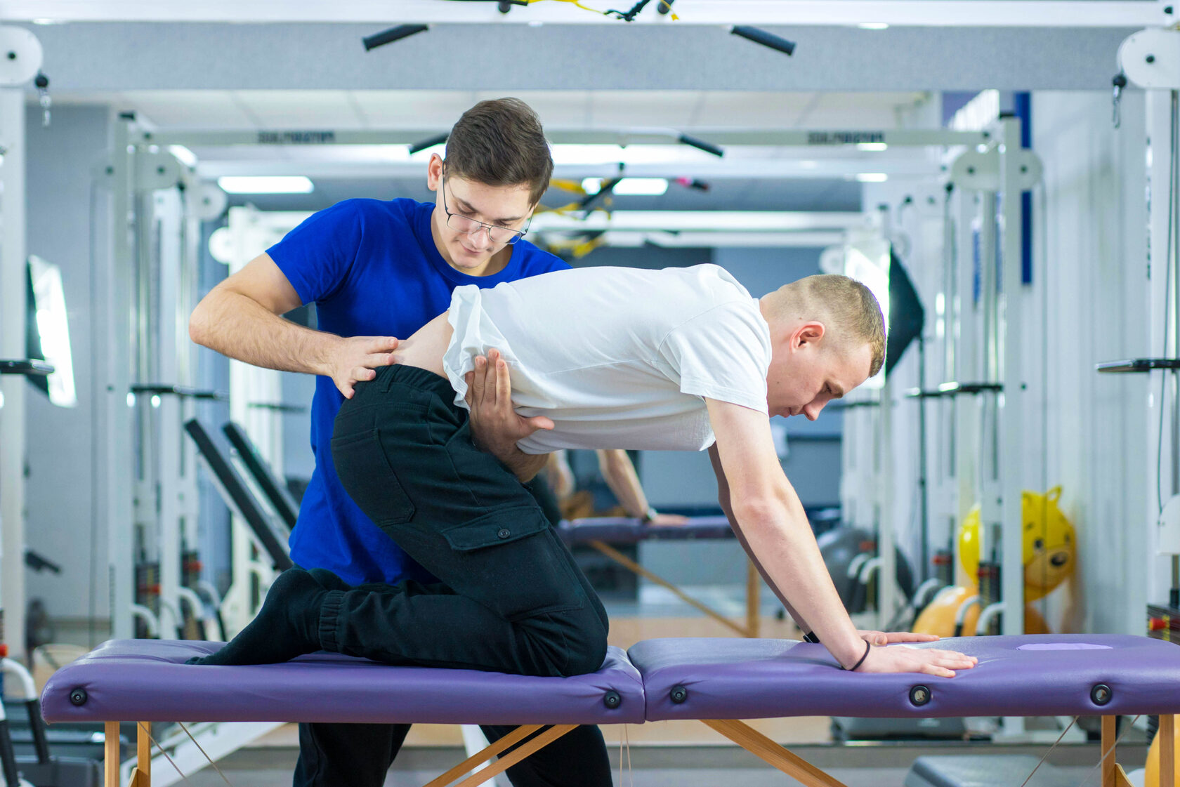 спеціаліст проводит мануальну терапію пацієнту