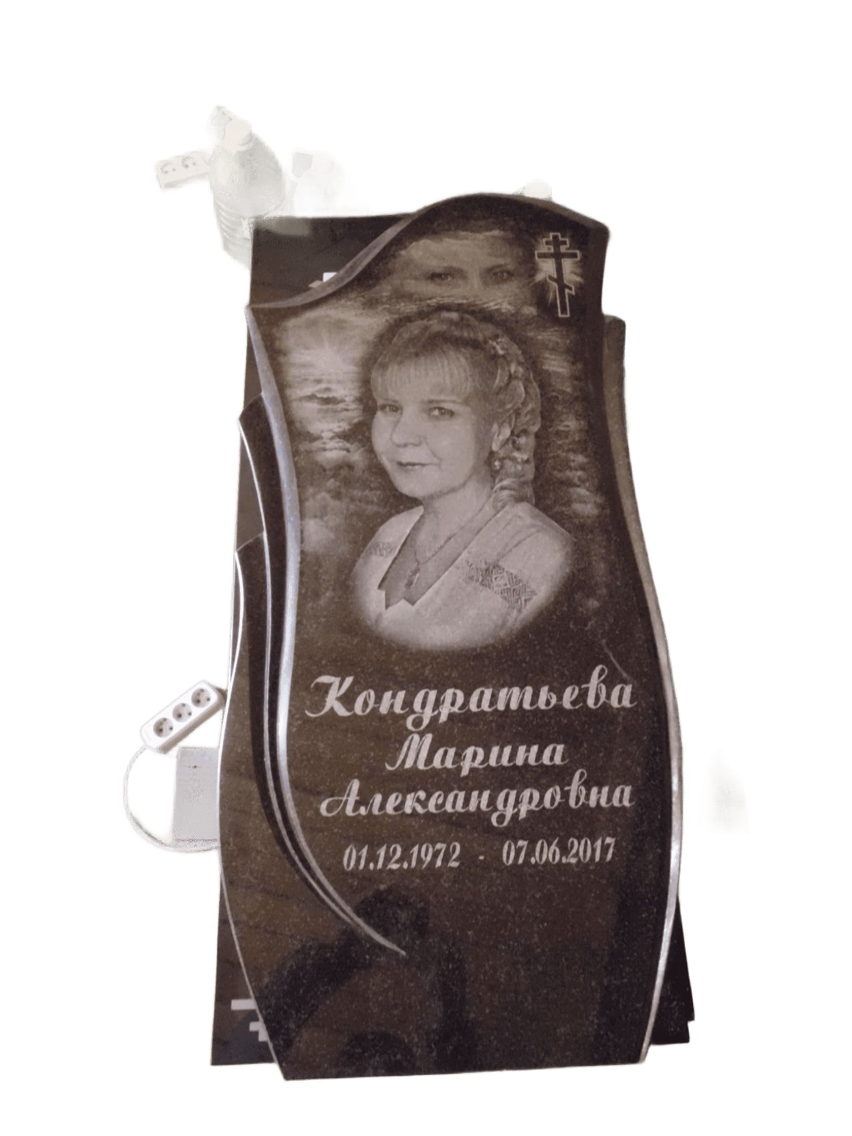 Памятник из Карельского гранита с вырубной формой, размер 1000х500