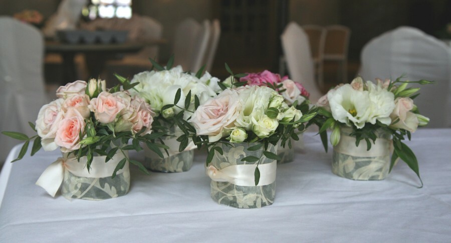 Высокие цветочные композиции на столы гостей