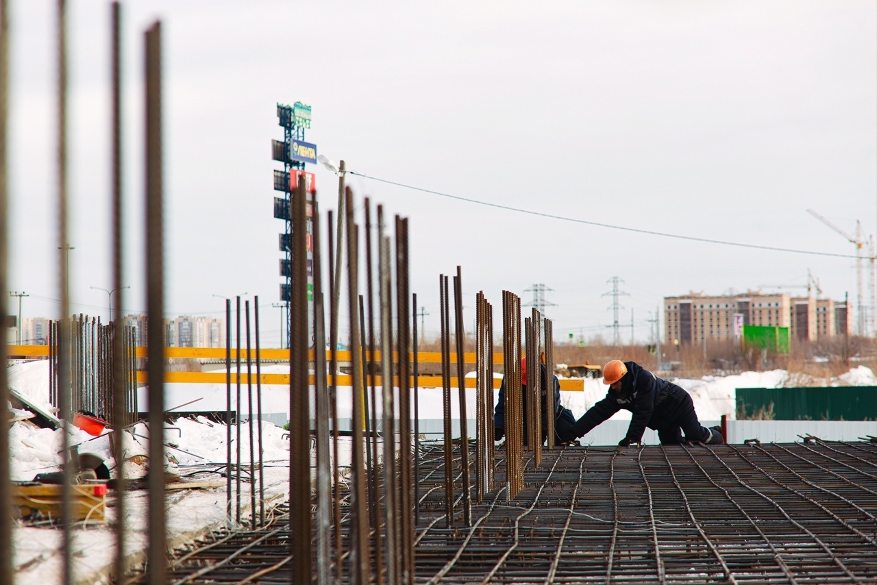 Жк набережный квартал. Веста-девелопмент тюмень. Стройка многоквартирного дома. Около застройщик. Набережный квартал тюмень.