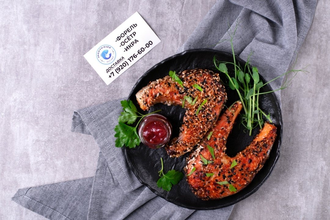 Стейки форели в кунжутной панировке