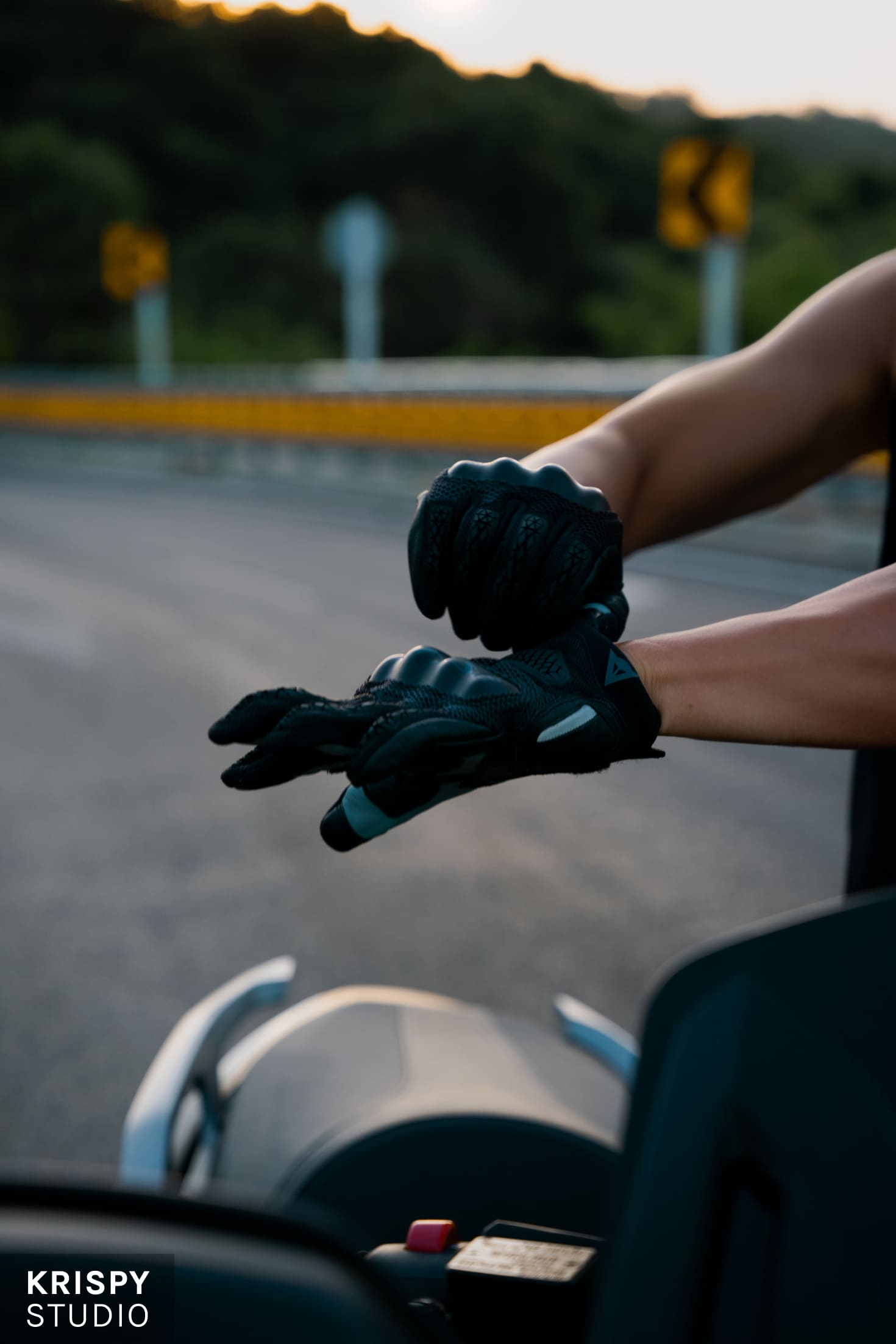 Мужская фотосессия на байке на фоне заката