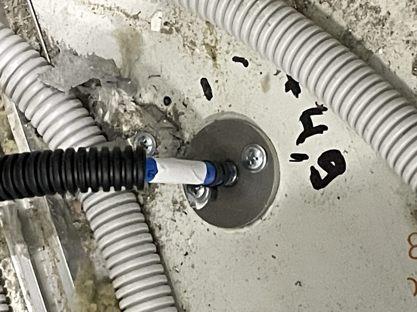 Зонд в межпотолочном пространстве над чистым помещением