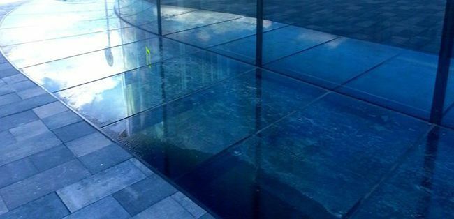 Пол из стекла в Экспофоруме фото