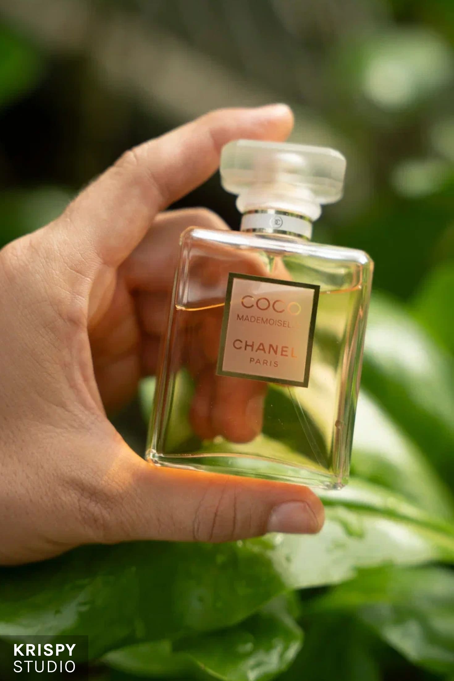 Фотосессия бизнес-леди на фоне океана, роскошный ресторан