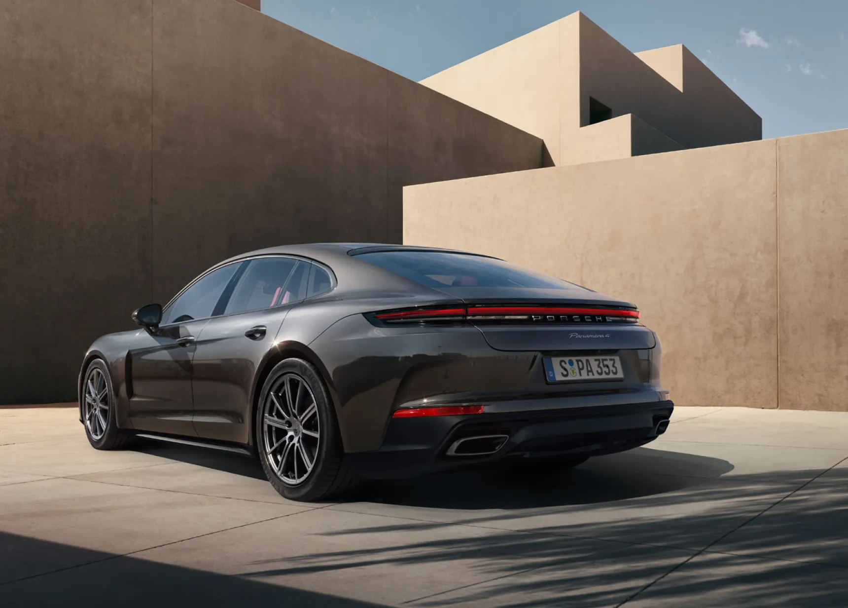 Porsche Panamera 4 в цвете Vulkangrau Metallic, вид сзади