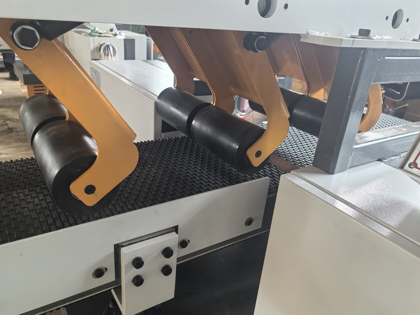 Пневматические прижимы ленточного делителя PLANEX HP 400E