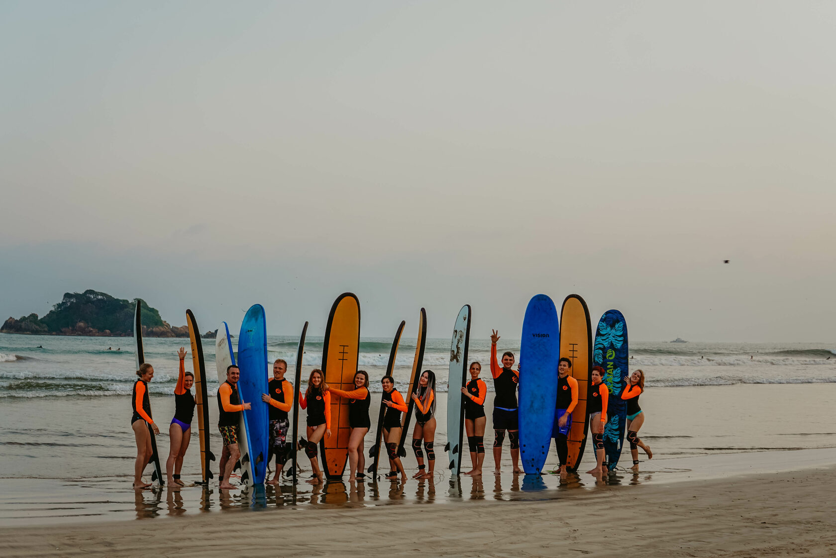 Столовая гора кейптаун. Юар столица кейптаун. Столовая гора, кейптаун, южная африка. Люди на сафари в африке. Кейптаун вестерн-кейп.