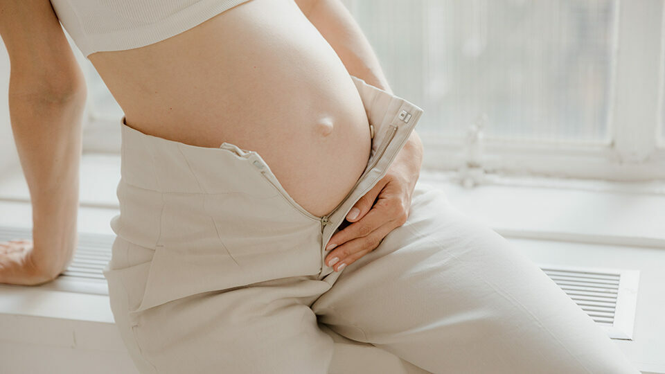Почему тянет живот на ранних сроках беременности?