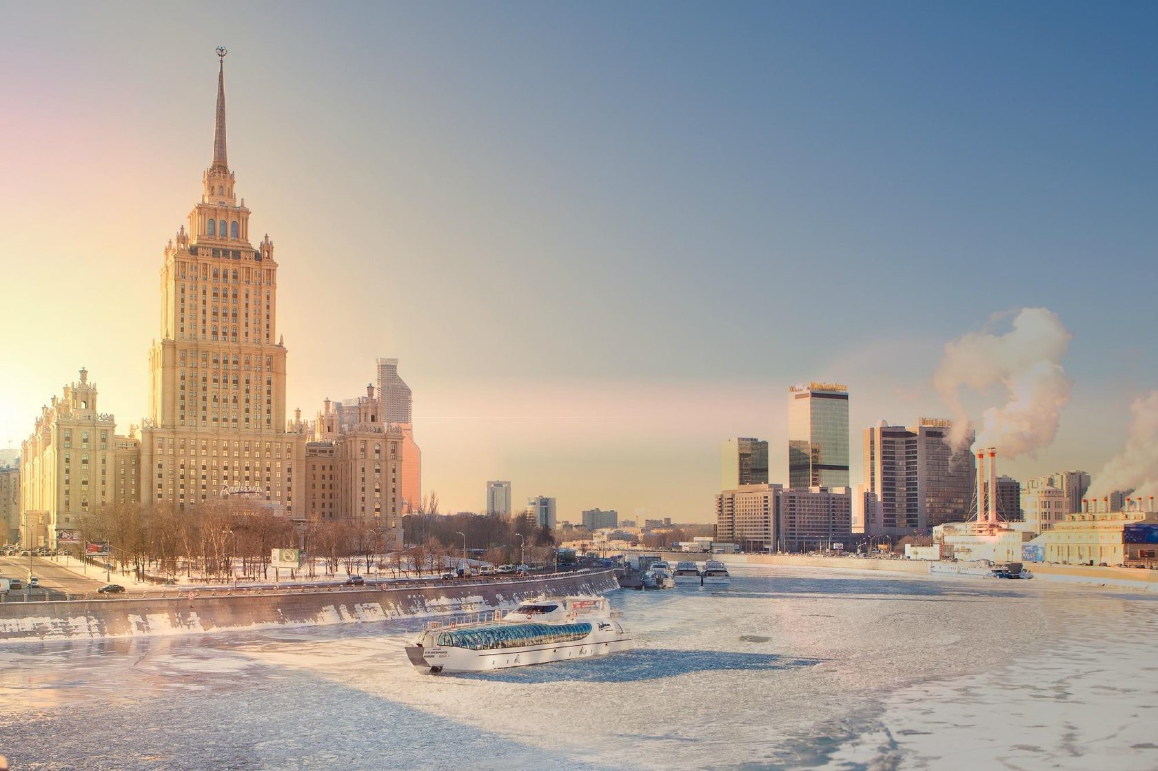 Лучший отдых москвы. Отель Рэдиссон Москва зима. Рэдиссон Роял зимой Москва. Отель Рэдиссон на Москве реке. Флотилия Рэдиссон гостиница Украина.