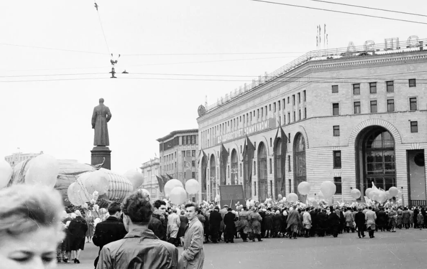 7. Колонна демонстрантов на площади Дзержинского, 1961–1962 Автор:В.А. Бруханский
