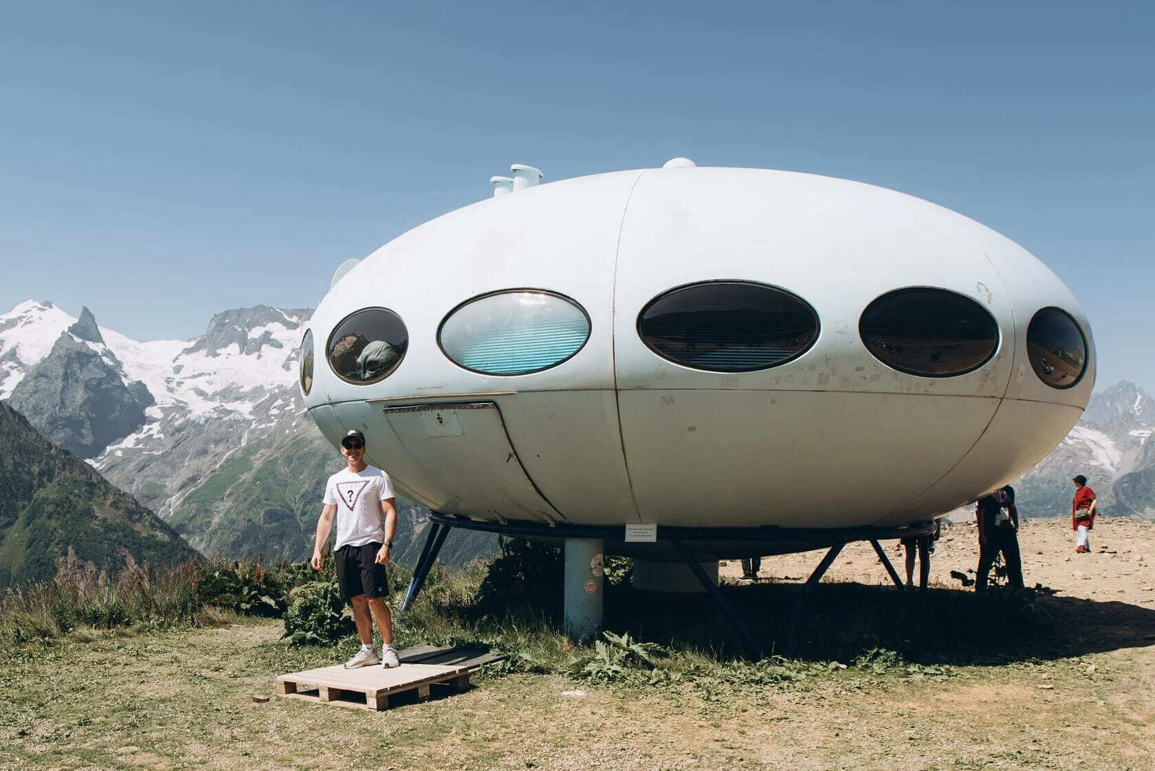 Профессиональный фотограф снимает участников тура в горах