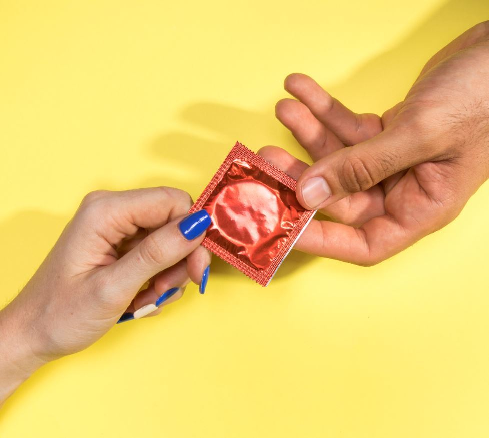 Женские презервативы: как и зачем их использовать, если есть мужские - Лайфхакер