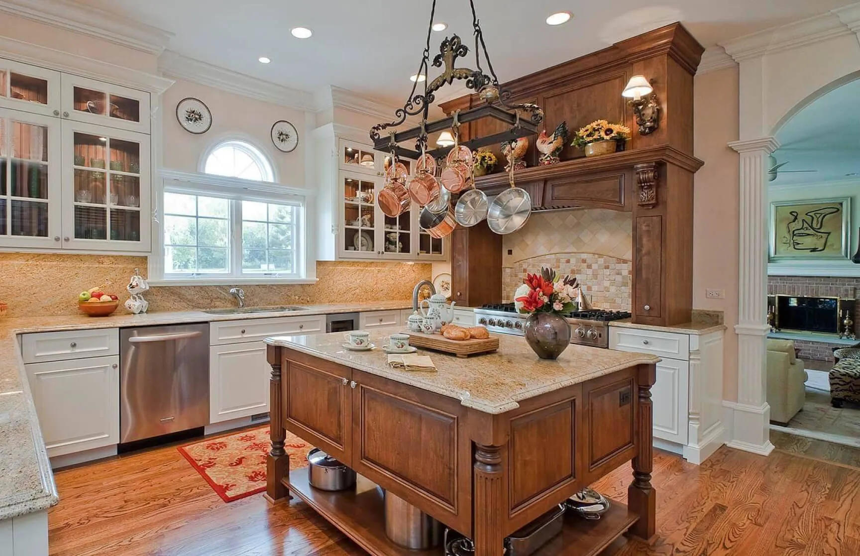 Кухня в стиле Кантри в светлых тонах