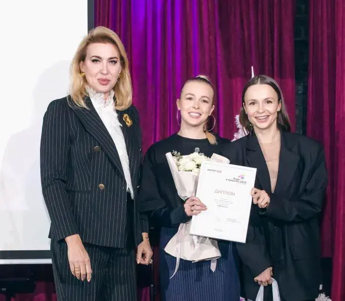 Лариса Чураева из банка ПСБ вручила специальный диплом соосновательницам компании DNK Russia Ольге и Анне Ничковым // Фото: &amp;amp;quot;Эксперт Юг&amp;amp;quot;