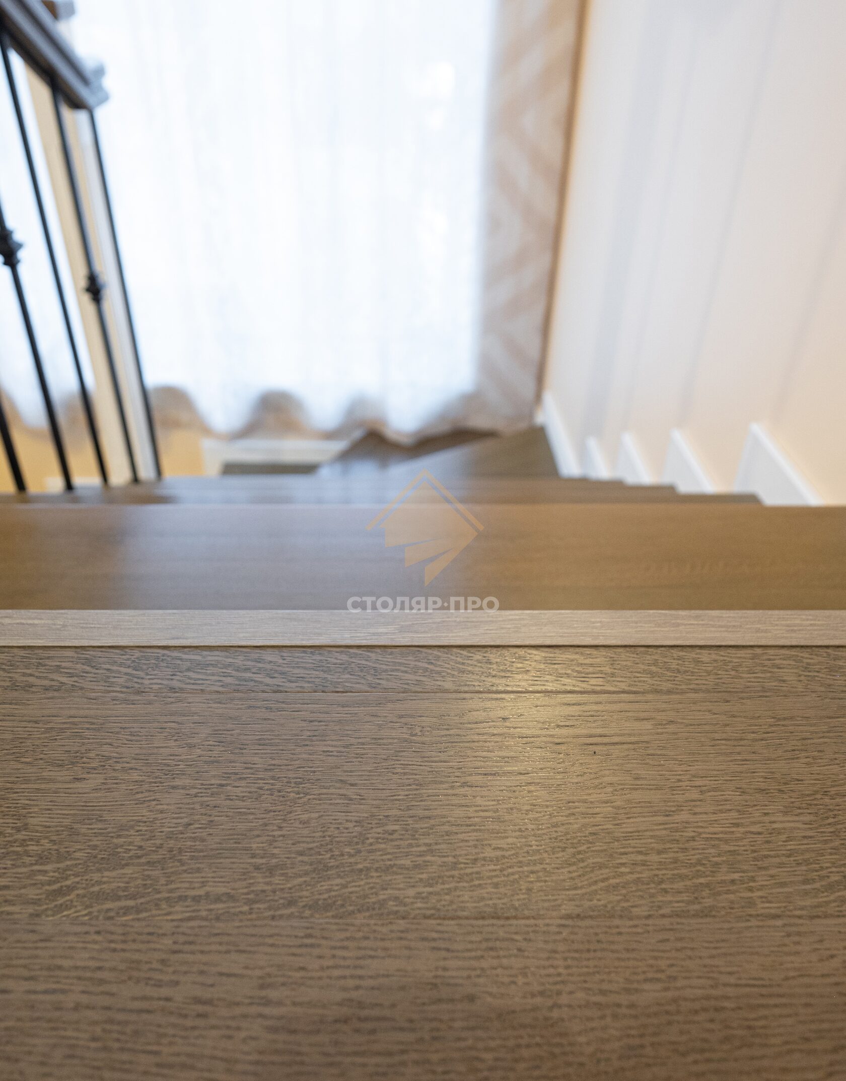 Отделка бетонной лестницы, облицовка деревом ступеней в частном доме в ...