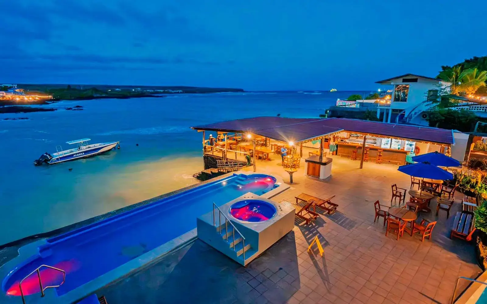 Бассейн и бар у воды на закате, вид на бухту Пеликан, Hotel Solymar