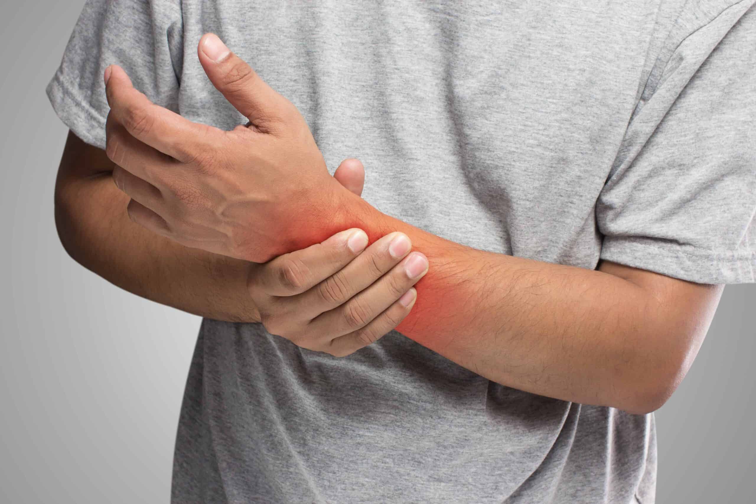 Как справиться с воспалением: опухший сустав на пальце руки