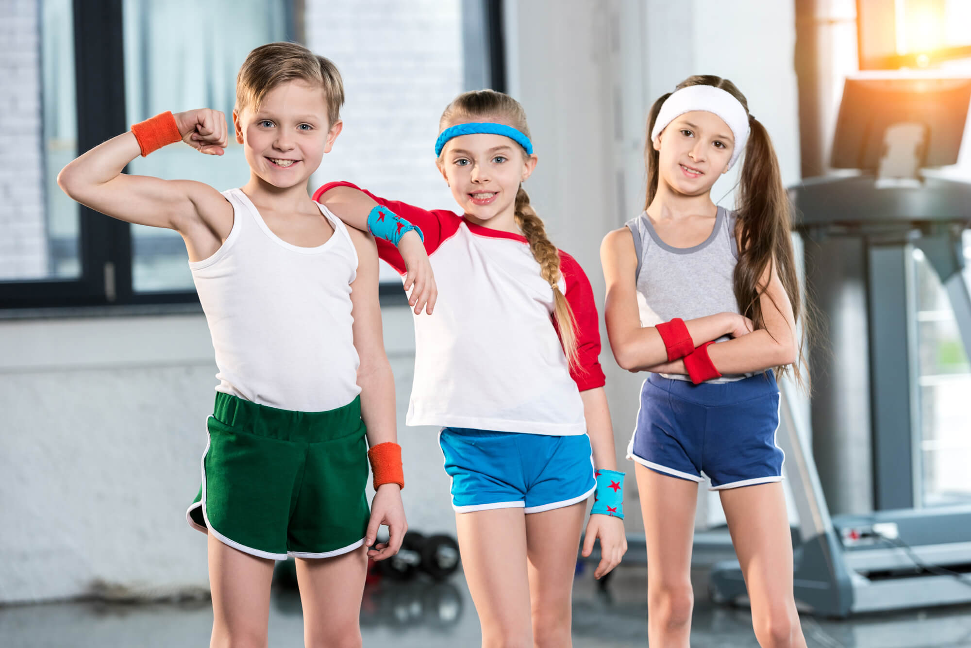 Спортивная школа возраст. Спорт дети. Спортивная одежда в школу. Спортивный стиль школа. Одежда для занятия спортом для детей.