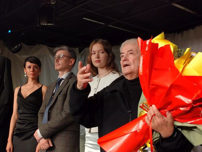 Актёры и режиссёр премьеры на поклоне
