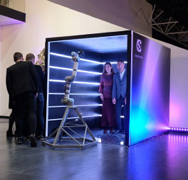 аренда неонового туннеля с роботом оператором