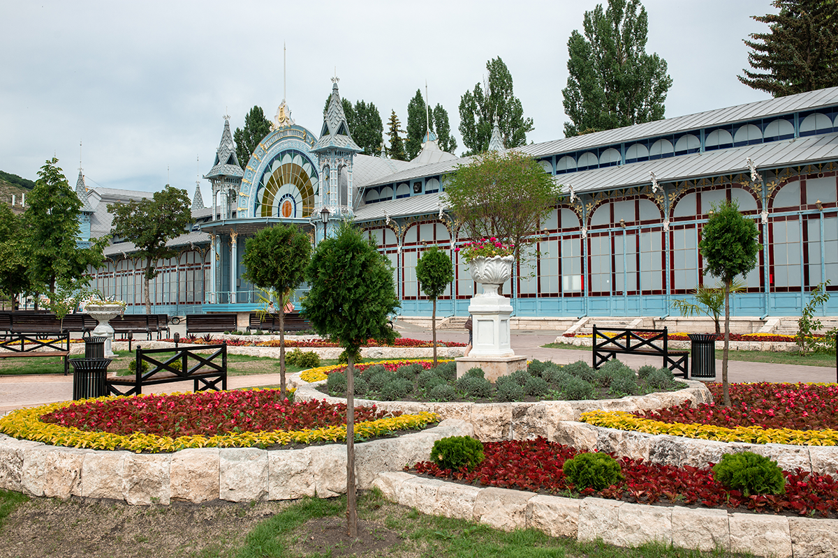 Город пятигорск парк. Центральный парк цветник Пятигорск. Курортный парк цветник Пятигорск. Пятигорск Лермонтовская галерея цветник. Бульвар парк цветник Пятигорск.