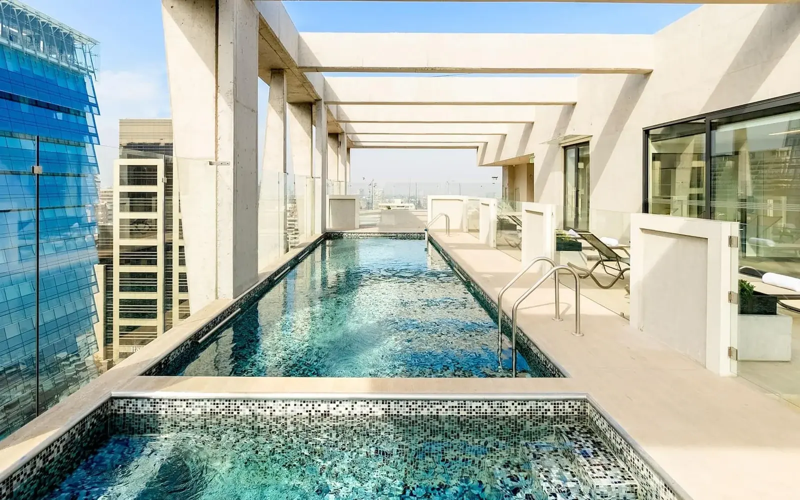 Бассейн на крыше вдоль террасы среди небоскрёбов Лас-Кондес, Hyatt Centric Santiago