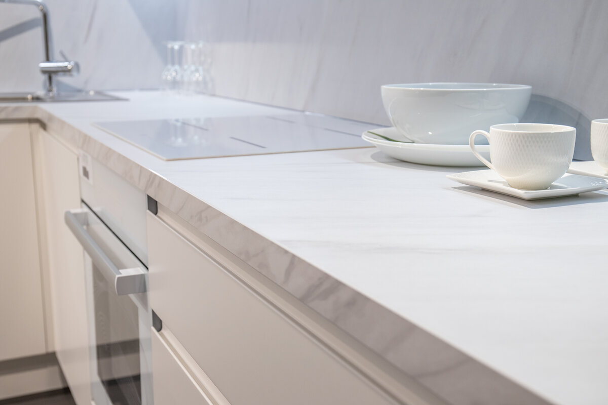 Столешница ДСП+HPL с кромкой. Кухня ДЖОЙ. Фото в салоне