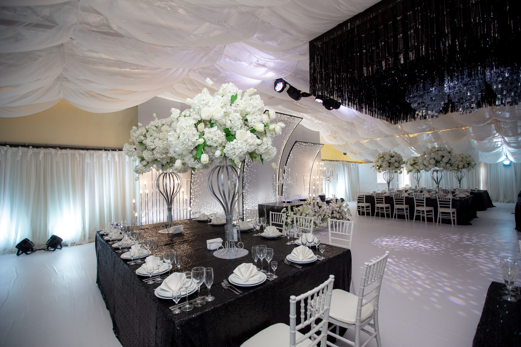Свадебный зал в черно белом стиле