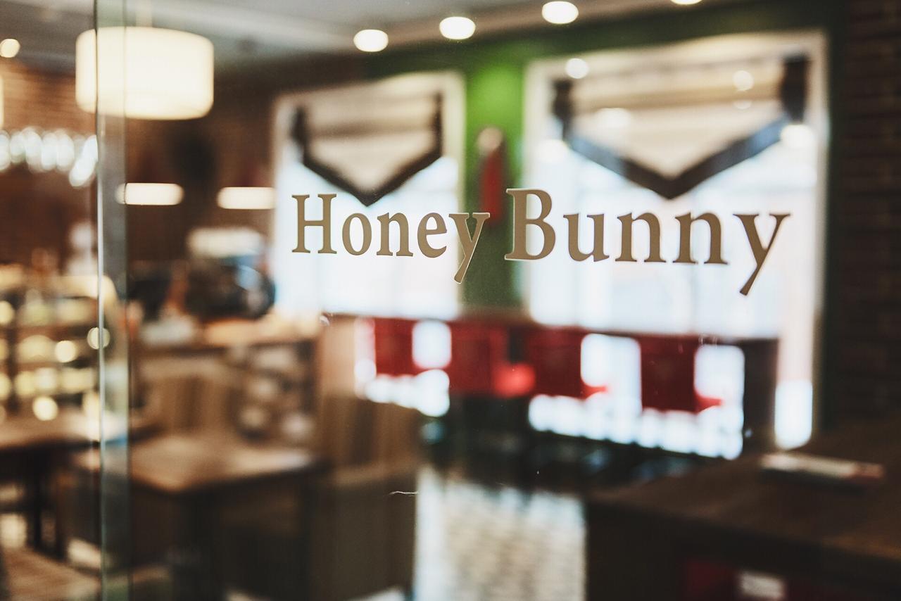 Honey bunny. Кофейня Хани бани Белгород. Кофейня Ханни Банни. Хани бани Белгород Дубовое. Honey Bunny Москва.