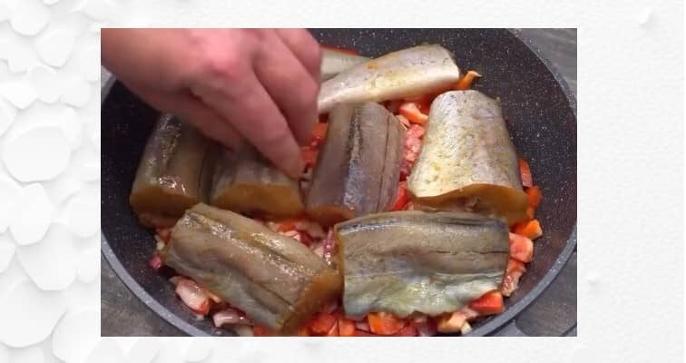 Приготовление тушёного минтая с овощами в сковороде: шаг 8