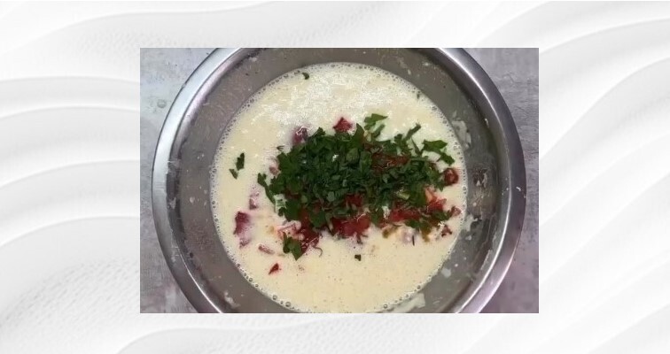 Приготовление блинчиков с сыром, помидорами и зеленью на сковороде: шаг 4