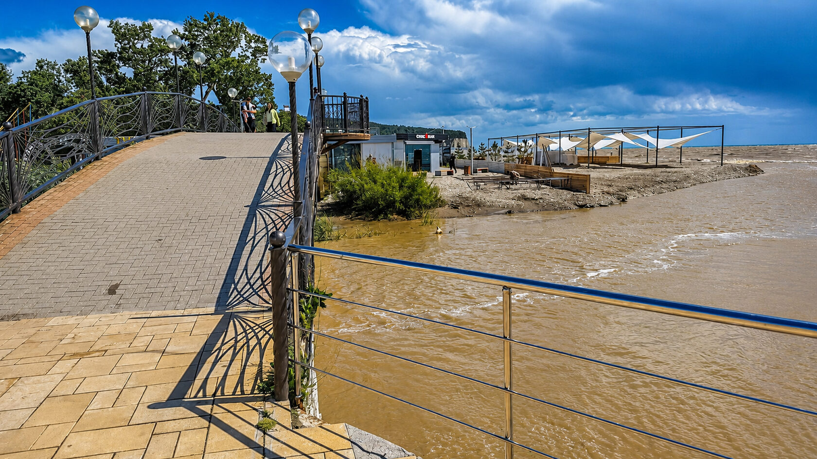 Река Мезыбь несёт мутную воду в море в Дивноморском