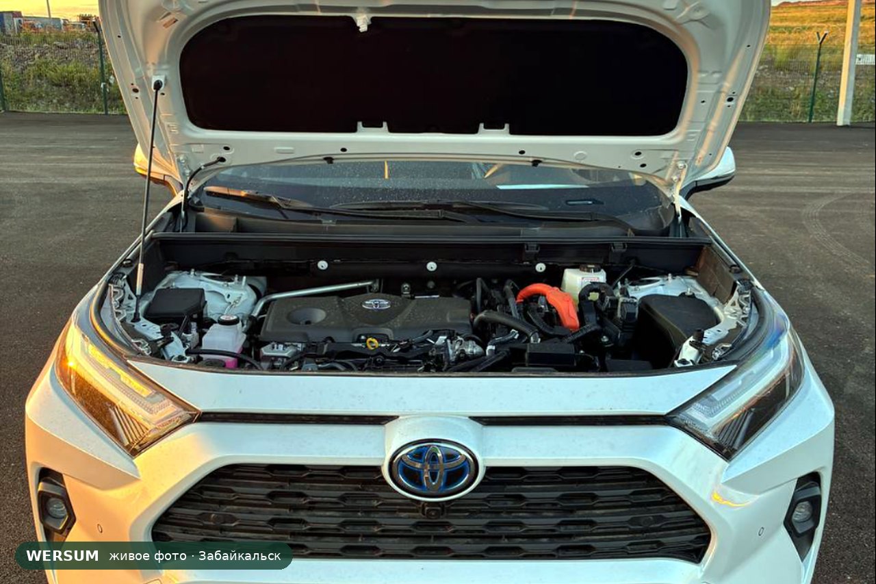 Toyota RAV4, моторный отсек гибрида: оранжевые высоковольтные кабели